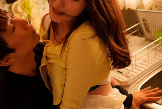 ADN-426 Sung sướng vì được chơi người mẹ xinh đẹp của bạn gái