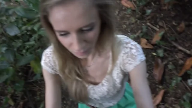 Em gái ngây thơ bị người lạ địt giữa rừng