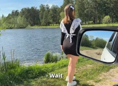 Bắt gặp em nữ sinh dễ thương đang đi dạo một mình ở Hồ Tuyền Lâm