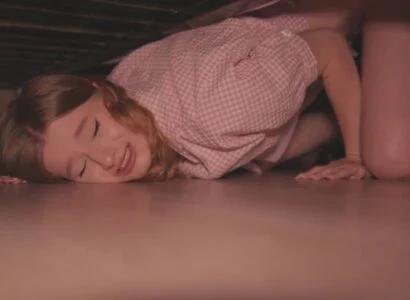 Lợi dụng địt chị kế khó tính đang kẹt dưới gầm giường