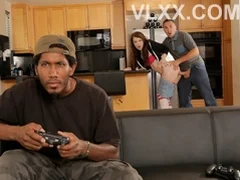 Mãi chơi game, chàng trai bị bạn thân “cắm sừng” ngay tại nhà