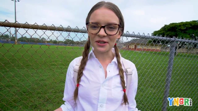 Nữ sinh ngổ ngáo lột đồ quậy tung sân trường