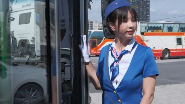 Nữ tiếp viên xe buýt dâm dục