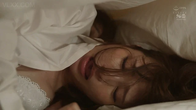 SSNI-659 Đắp chăn vụng trộm với sếp ngay bên cạnh chồng