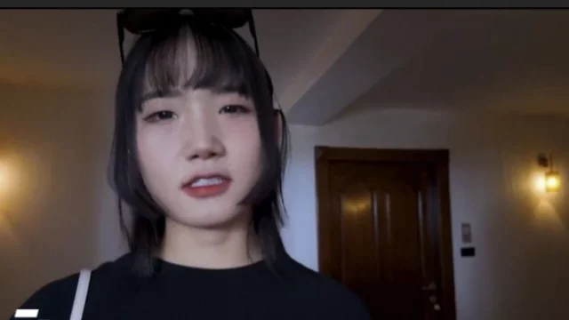 Chủ nhà dễ thương đòi tiền nhà bằng cách cho bú cu