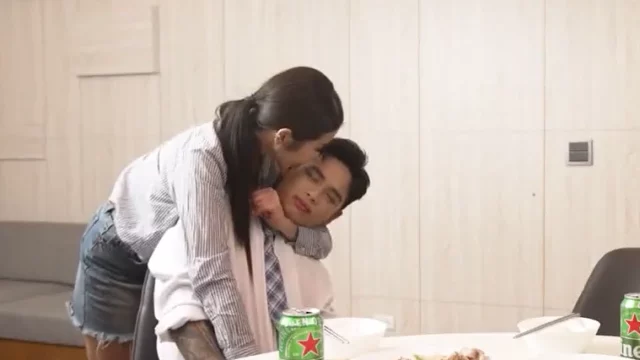 MD0283 Ba mẹ con chịch nhau trong buổi tiệc rượu
